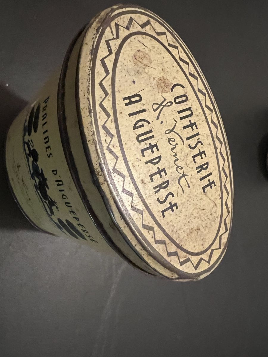 Zuccheriere: Antike Confiserie Blechdose, Pralinen Dose Aigueperse 50 – Usato da Lyss venduto da Schmuggler 2