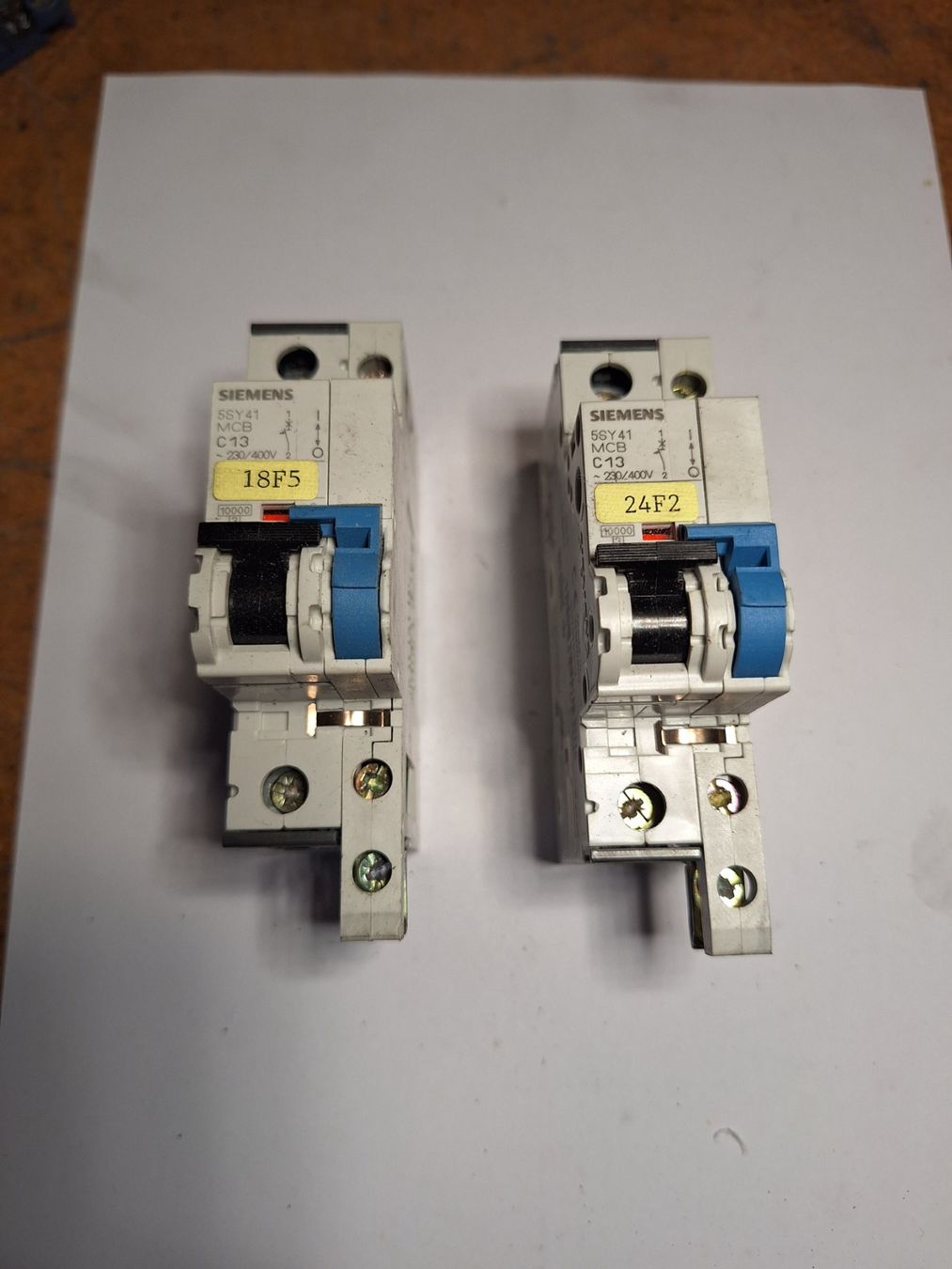 Composants électroniques: Sicherung C13 A – Neuf (Voir description) à Schwarzenburg par Elena_91