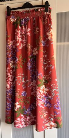 Sommerlicher Maxirock von ONLY mit Blumenmuster, Gr. 40, Top