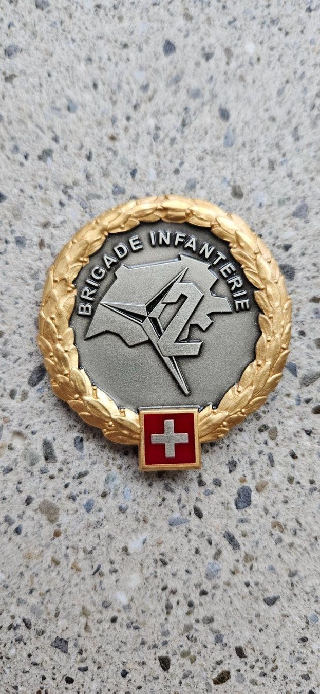 Schweizer Armee Placchette & Badge: *** Beretemblem Gold Offizier Schweizer Armee *** – Nuovo e nell'imballaggio originale da Riedholz venduto da fr_sIruP