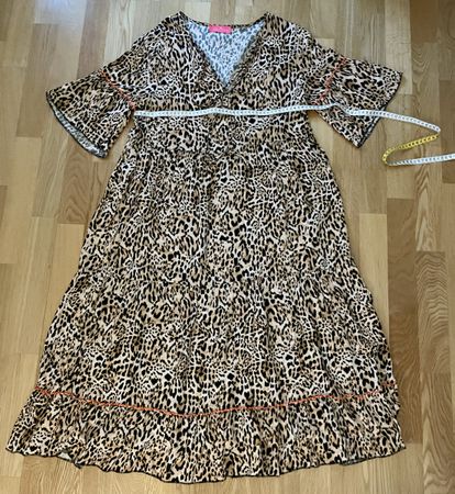 Wunderschönes und stylisches Sommerkleid