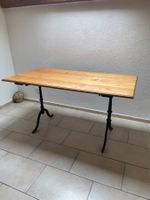 Table haute en bois massif avec pieds en fonte Horgen Glarus