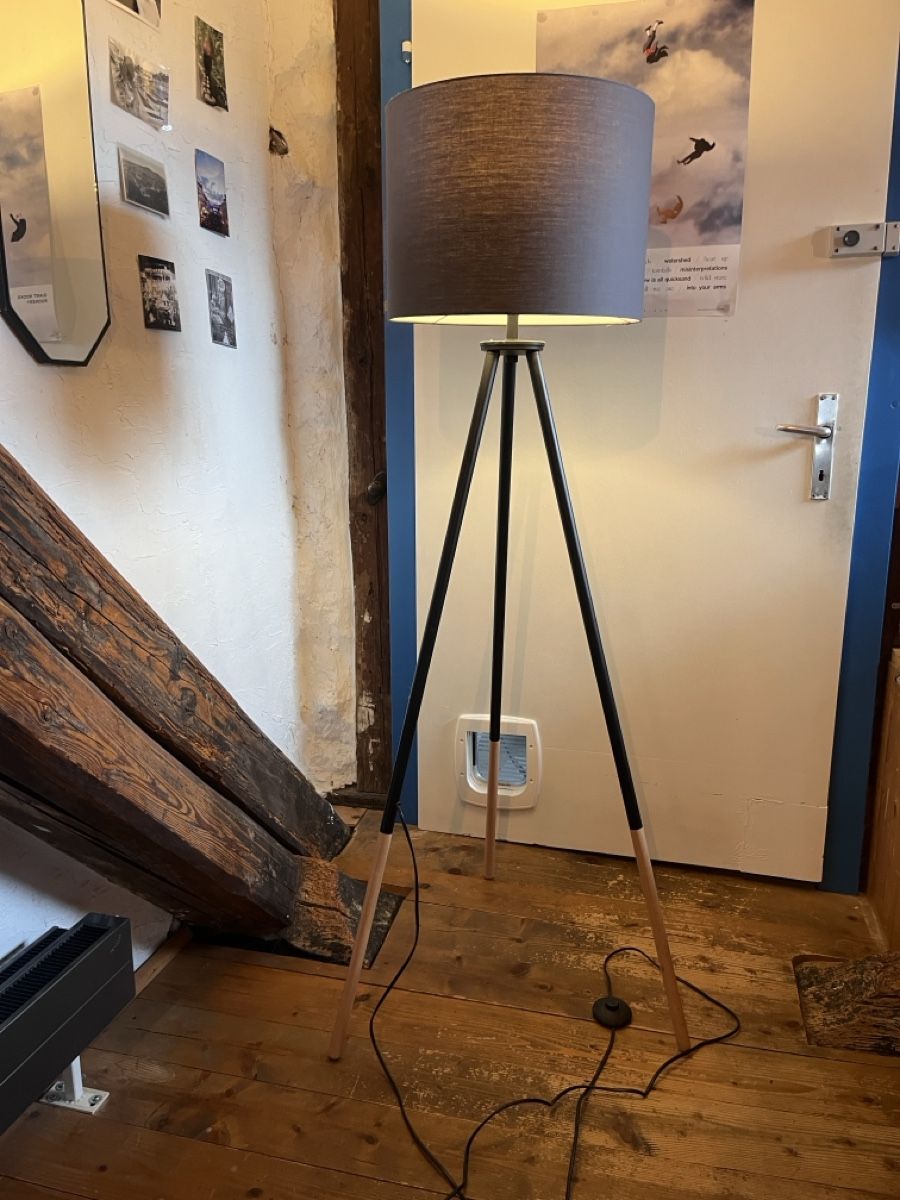 Lampade: Moderne Stehlampe Tripod – Usato da Winterthur venduto da serc.e