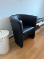 Schwarzer Sessel in Lederoptik