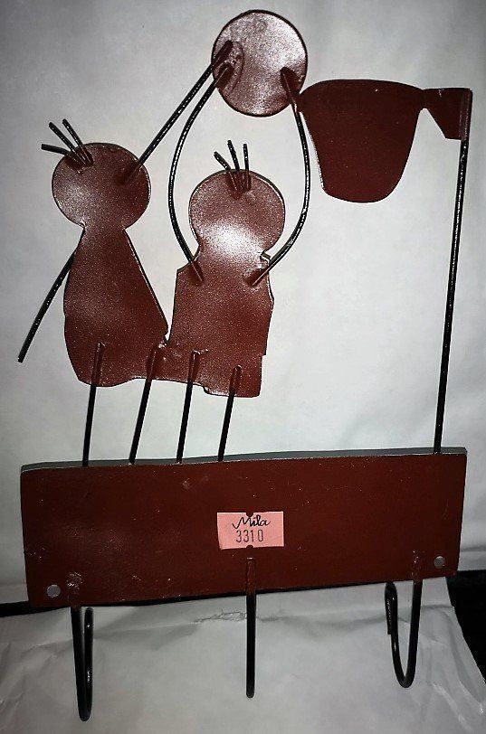 Garderobe: Kindergararobe 3 Hacken 2 Knaben + Ball – Neu (gemäss Beschreibung) aus Lutzenberg von Truhe 1