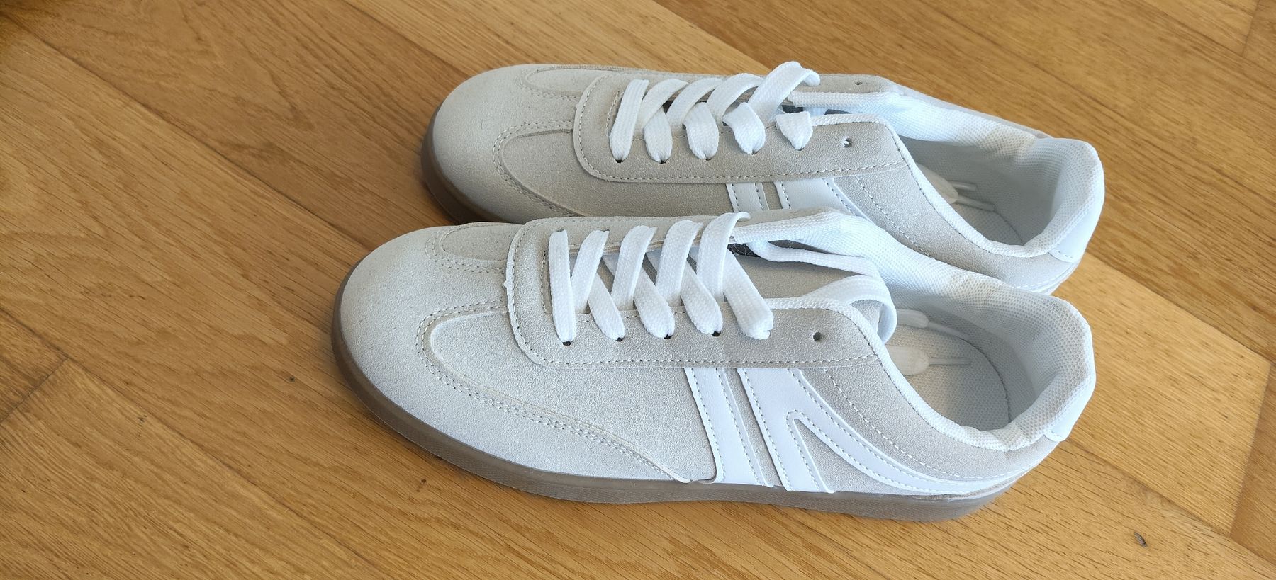 Scarpe da donna: Sneakers – Nuovo (secondo la descrizione) da Neuenegg venduto da Slinu_