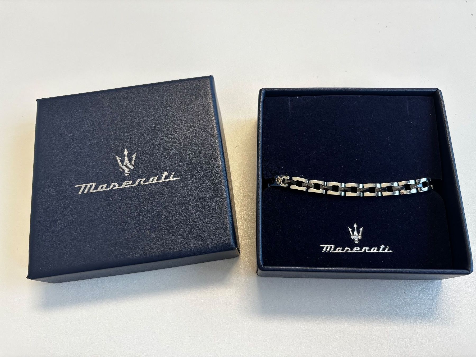 Maserati Armbänder & -reifen: Maserati Armband mit Box neu – Neu (gemäss Beschreibung) aus Frauenfeld von Staatsanwaltschaft 1