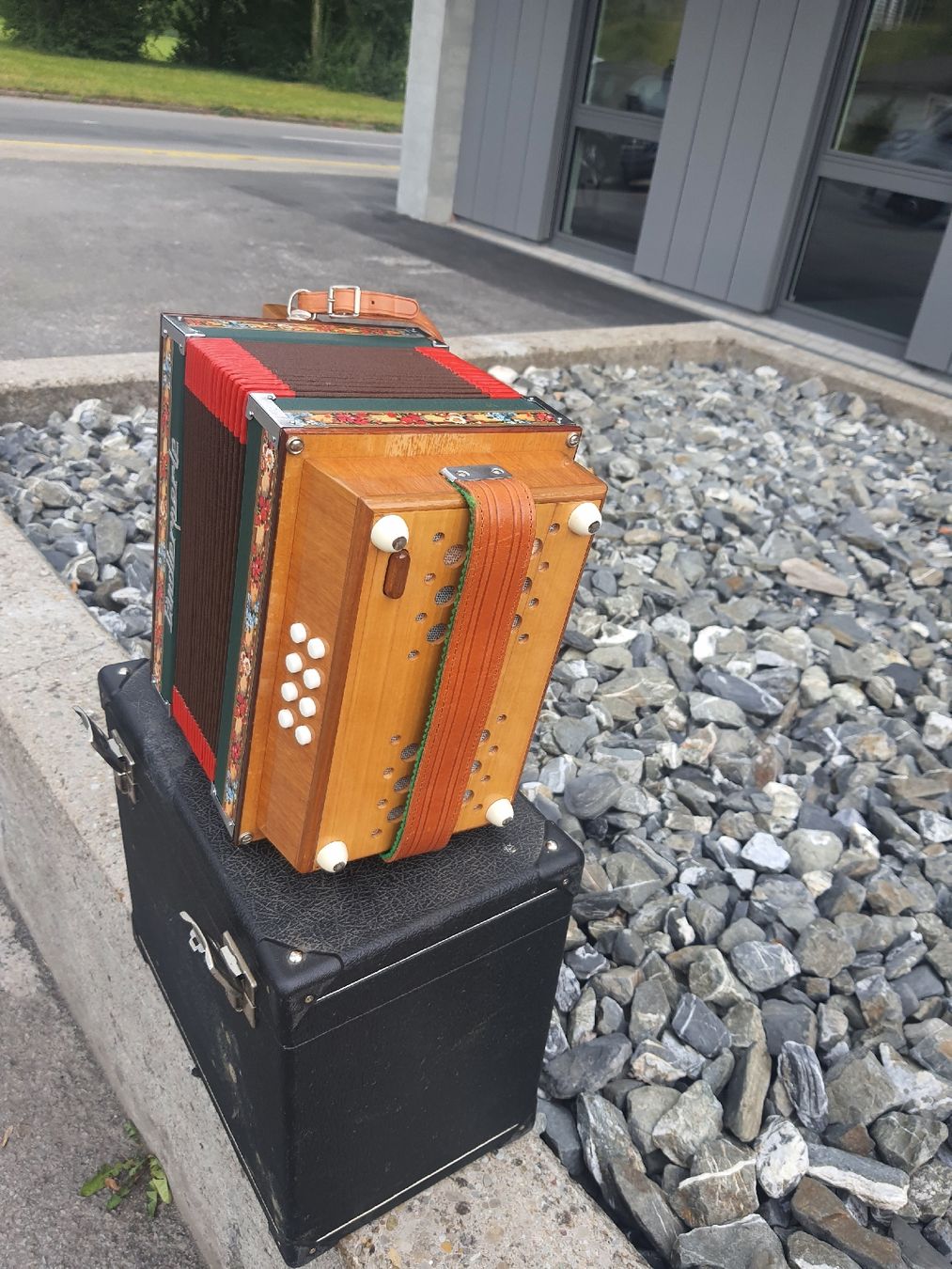 Musikinstrumente: schwyzerorgeli 8 basses avec coffre ton B  – Gebraucht aus Pont-de-la-Morge von Mirabelle0 4