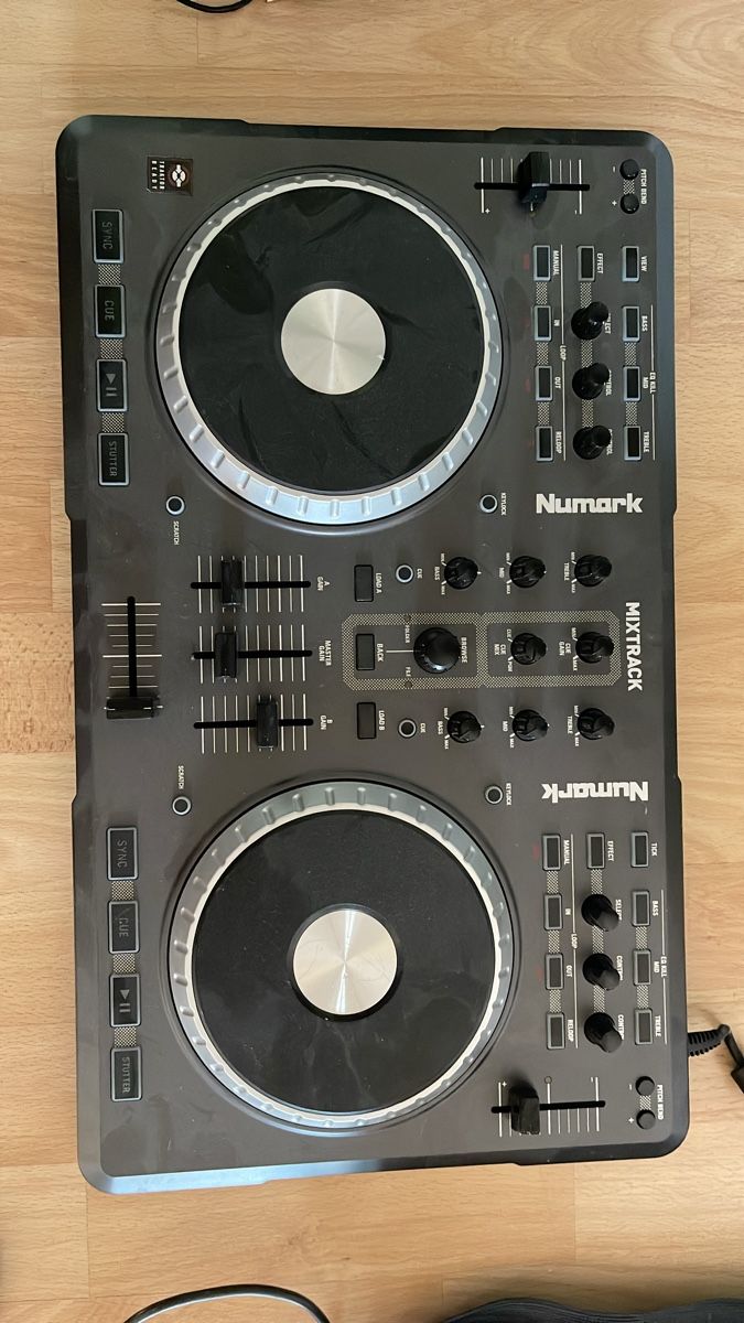 Numark Platines de mixage: Numark Mixtrack Pro 3 DJ Controller guter Zustand – D'occasion à Ebikon par benny15061