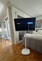 TV (weiss) mit Standfuss auf Rollen
