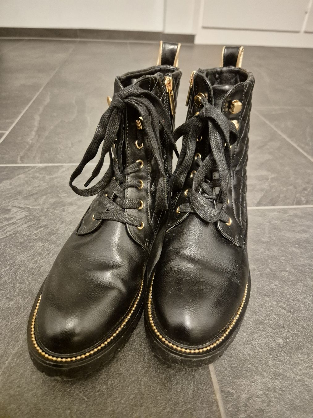 Scarpe da donna: Stiefeletten schwarz gesteppt Grösse 39 – Usato da Kehrsatz venduto da flu_2lhj 1
