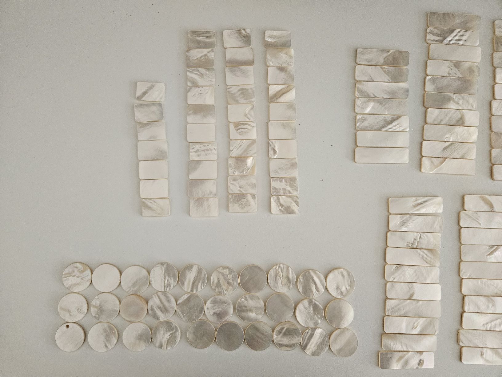 Giocattoli: Antikes Set mit 144 Perlmutt Scheiben / Jetons / Spielset – Usato da Wiezikon b.Sirnach venduto da wiezikon.vintage 1