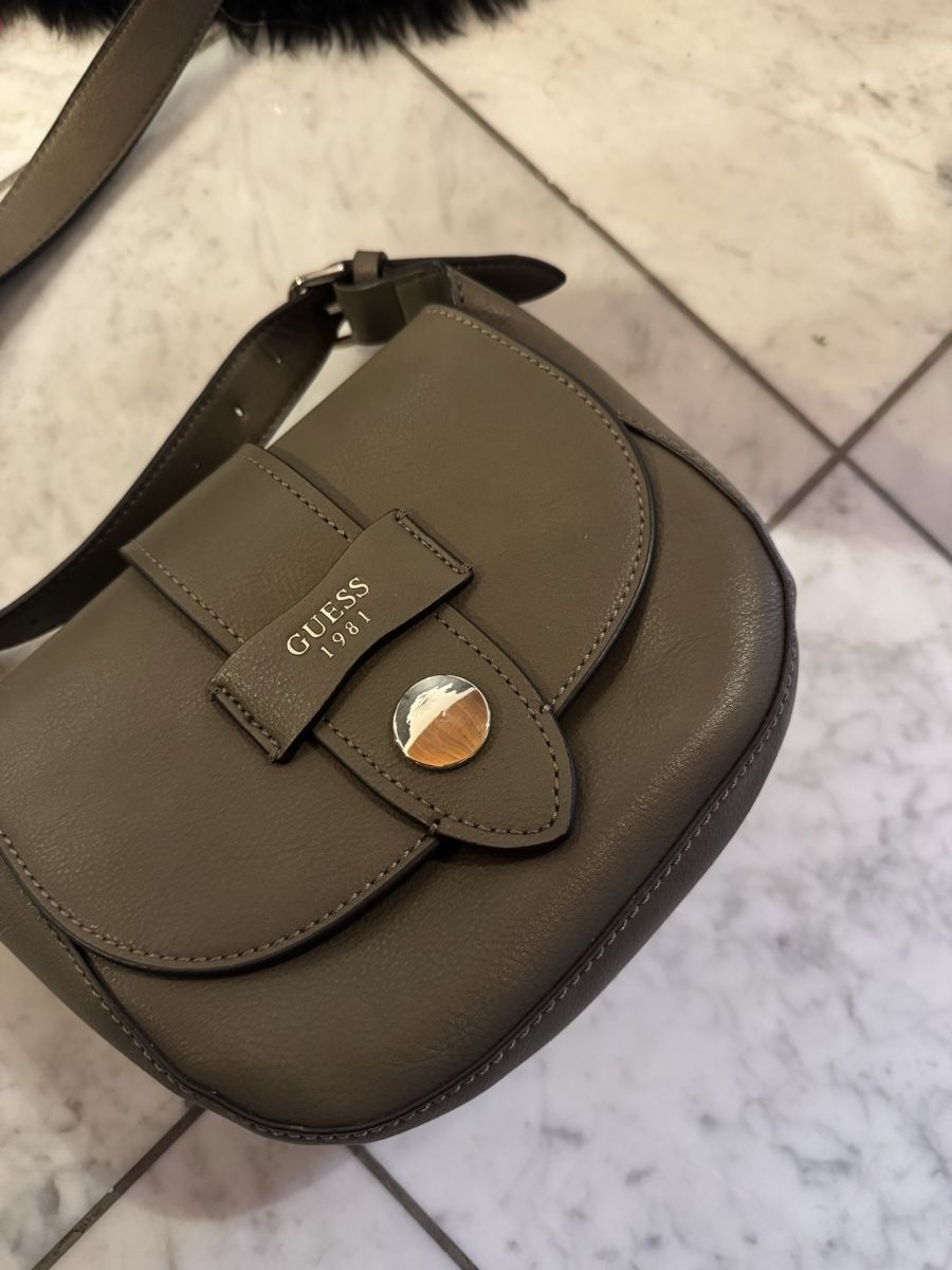 Guess Borse da donna: Guess Echt Ledertasche, Khaki-Farbe, neu! – Nuovo (secondo la descrizione) da Volketswil venduto da Modelka