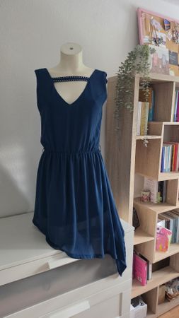 Kleid dunkelblau Grösse M mit Nietenbesatz
