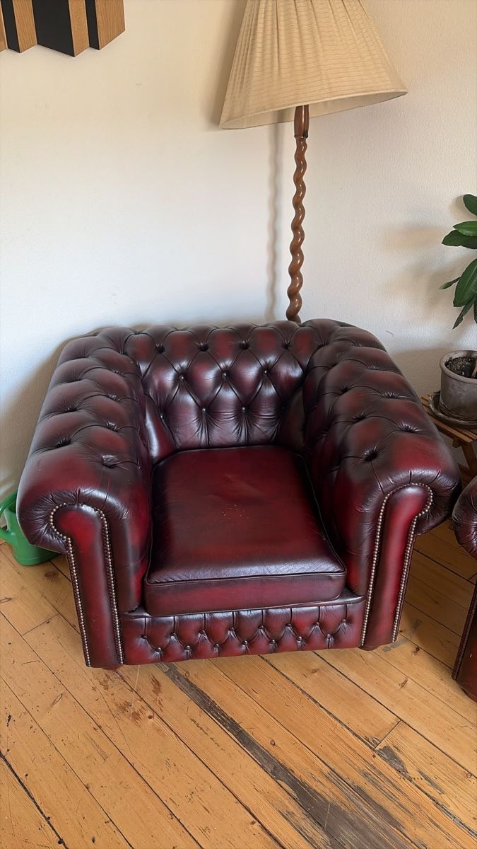 Chesterfield Sofas: Chesterfield Sofa und Sessel – D'occasion à Zürich par hab_jy2t 1