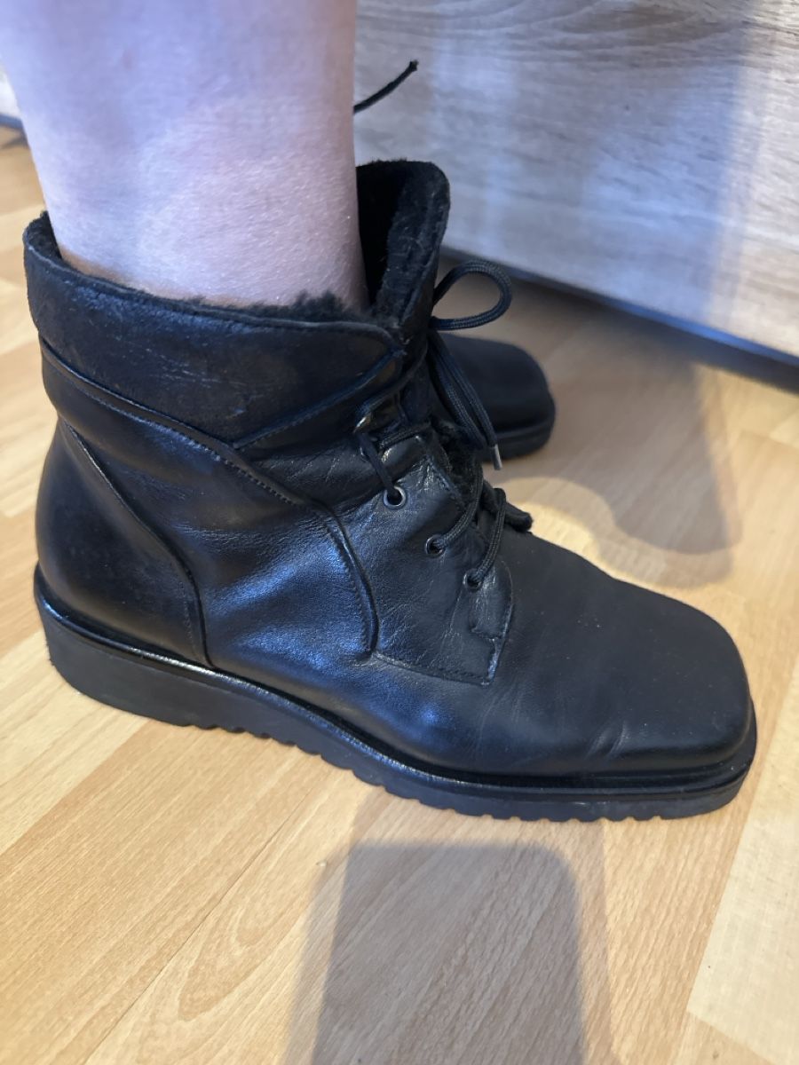 Scarpe da donna: Bottines cuir noir fourrées chaudes Pointure 38 comme neuf! – Usato da Vuippens venduto da ale_6gkb 2