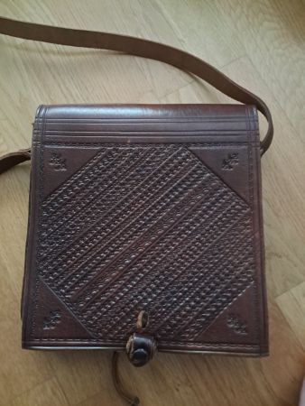 Ledertasche Umhängetasche braun handgefertigt mit Zierprä...
