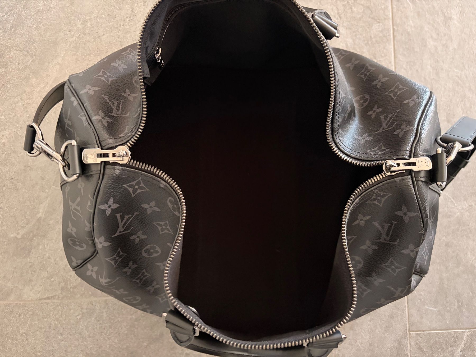 Louis Vuitton Borse: Louis Vuitton Keepall 45 Monogram Eclipse – Nuovo (secondo la descrizione) da Gretzenbach venduto da GlobeCars 2