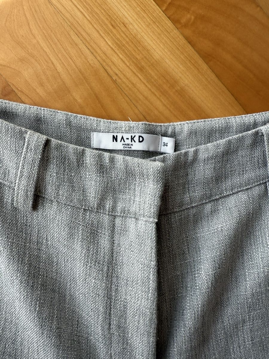 Na-kd Pantaloni: Elegante NA-KD Cargo Hose, grau, Gr. 34 – Usato da Lachen SZ venduto da ali_5xw5 2
