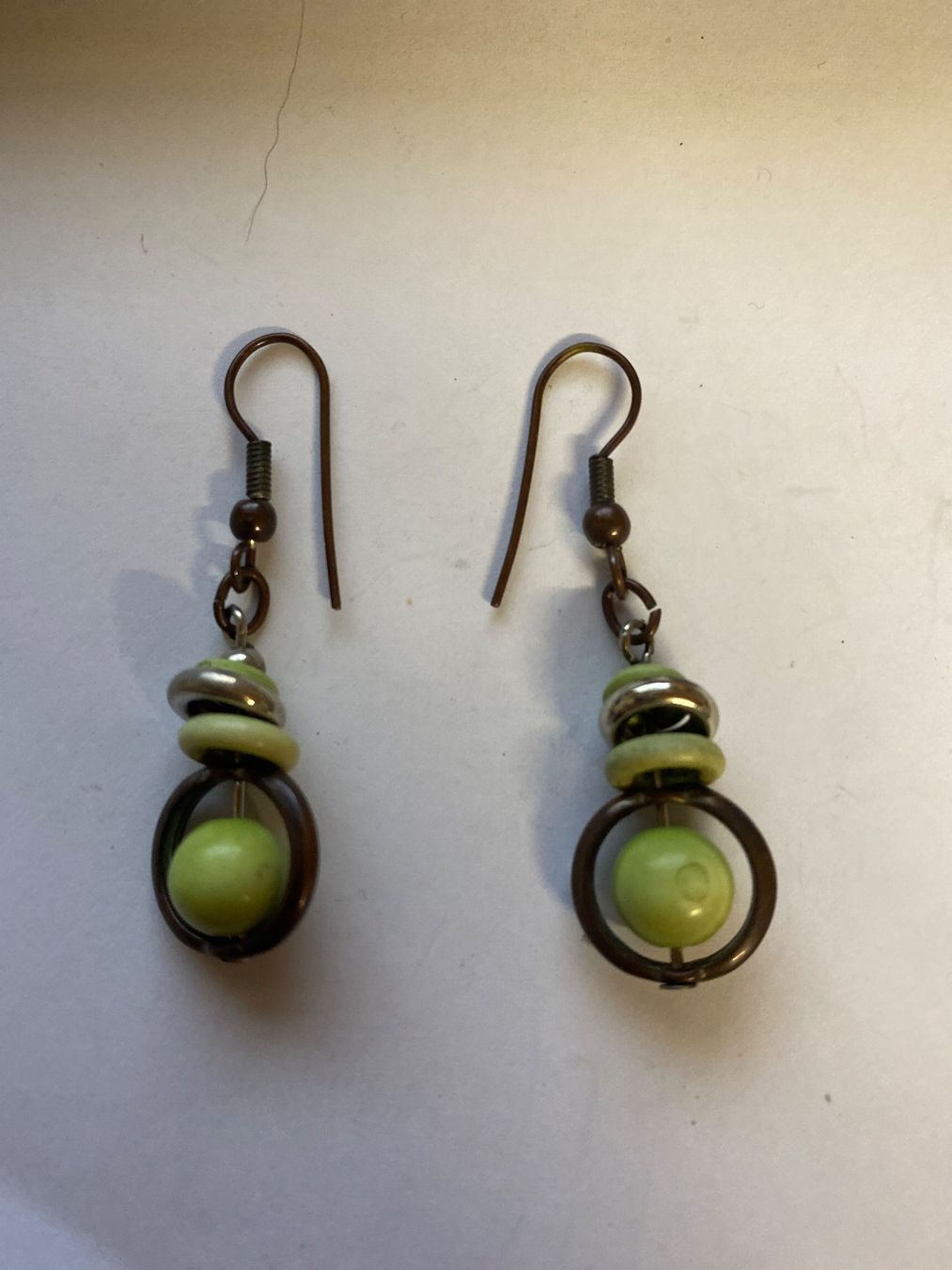 Orecchini pendenti & Orecchini a lobo: Boucles d'oreilles pendantes style bohème vert citron & b... – Usato da Le Brassus venduto da cinema13