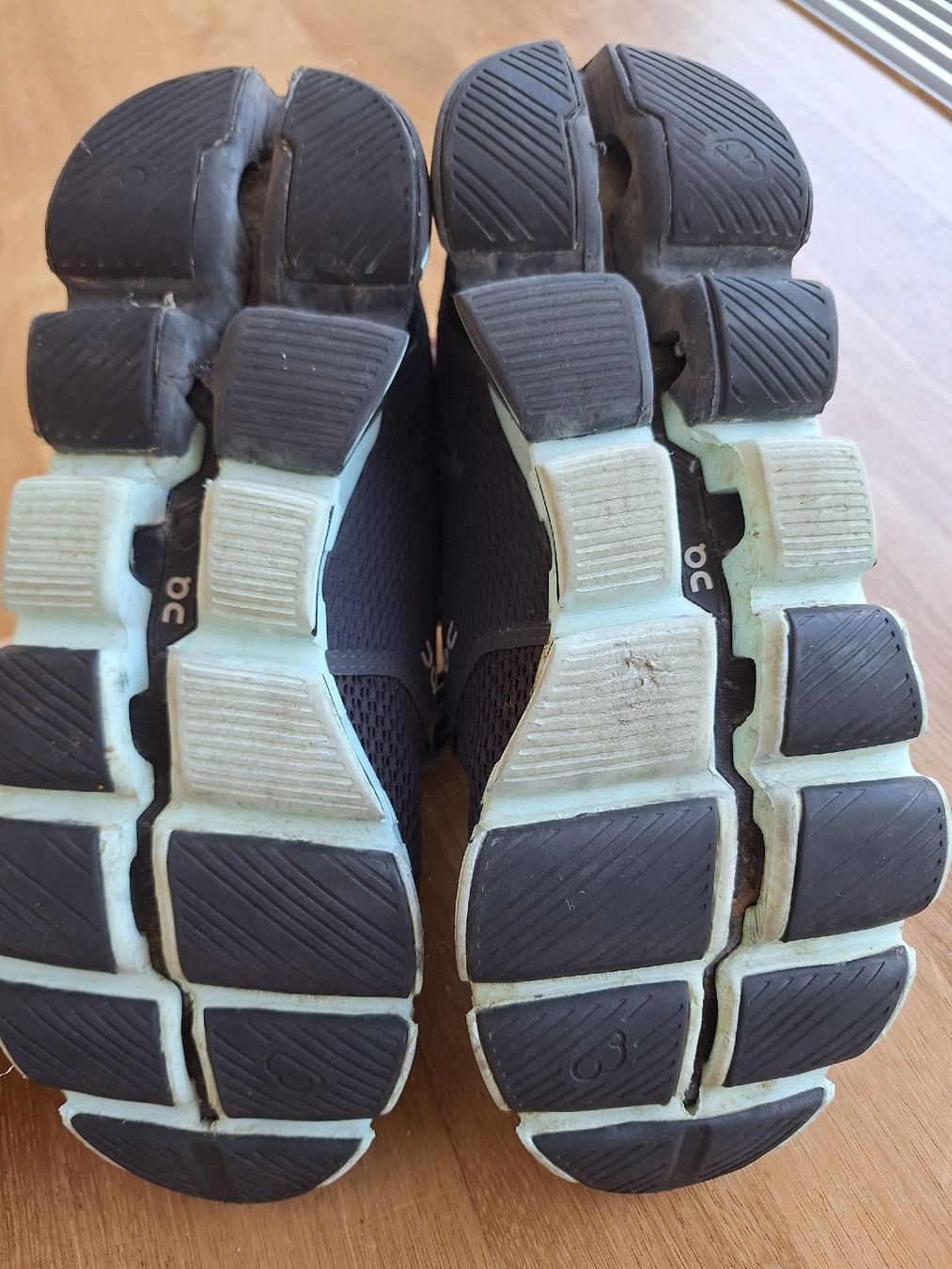 On Chaussures femmes: ON Running Cloud Damen Schuhe Grösse 38.5  – D'occasion à Engelburg par ellehcim25 1