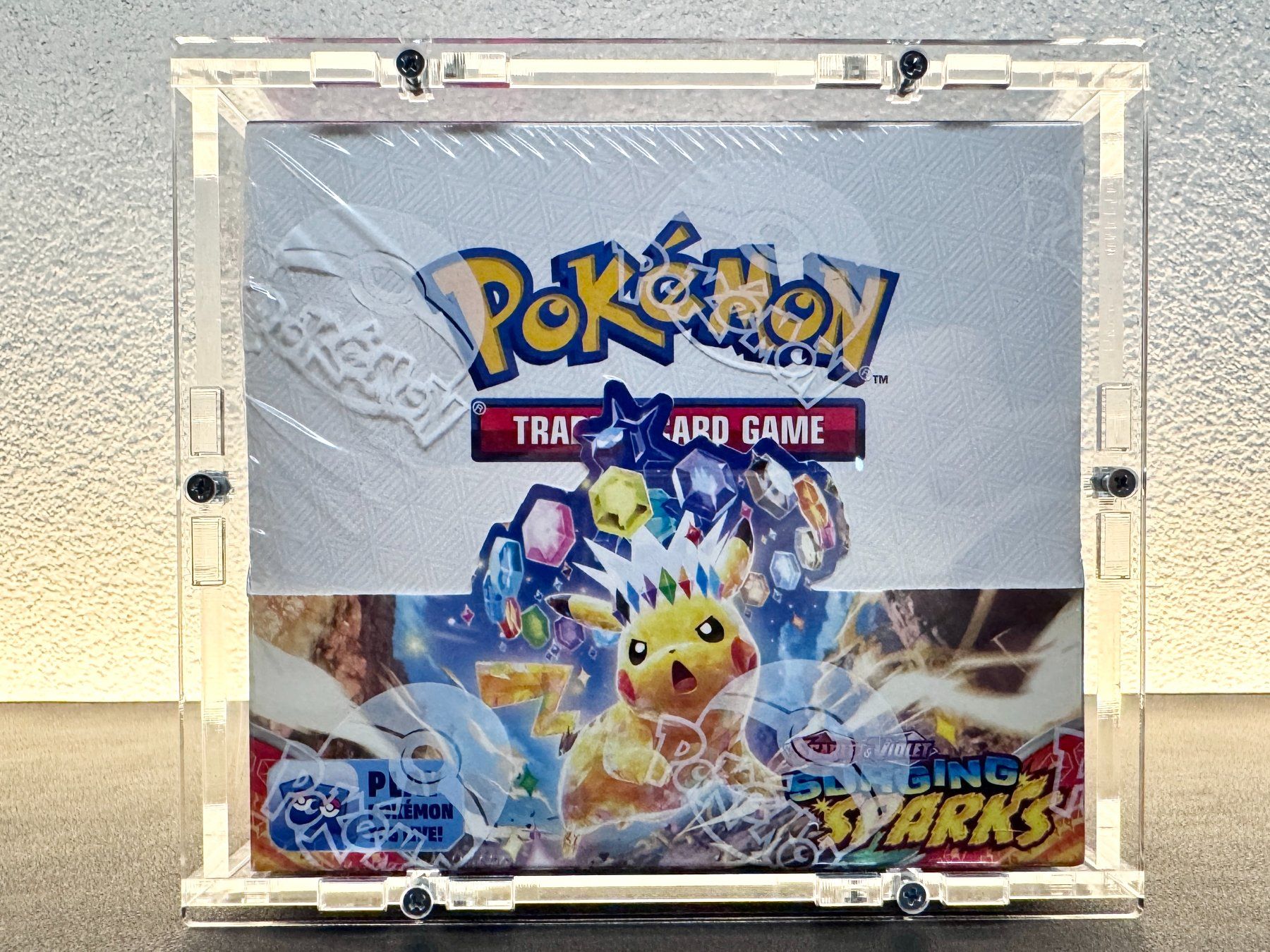 Pokémon Carte collezionabili: Pokémon Surging Sparks Display EN OVP + Acrylbox – Nuovo e nell'imballaggio originale da Schlatt TG venduto da catch_up