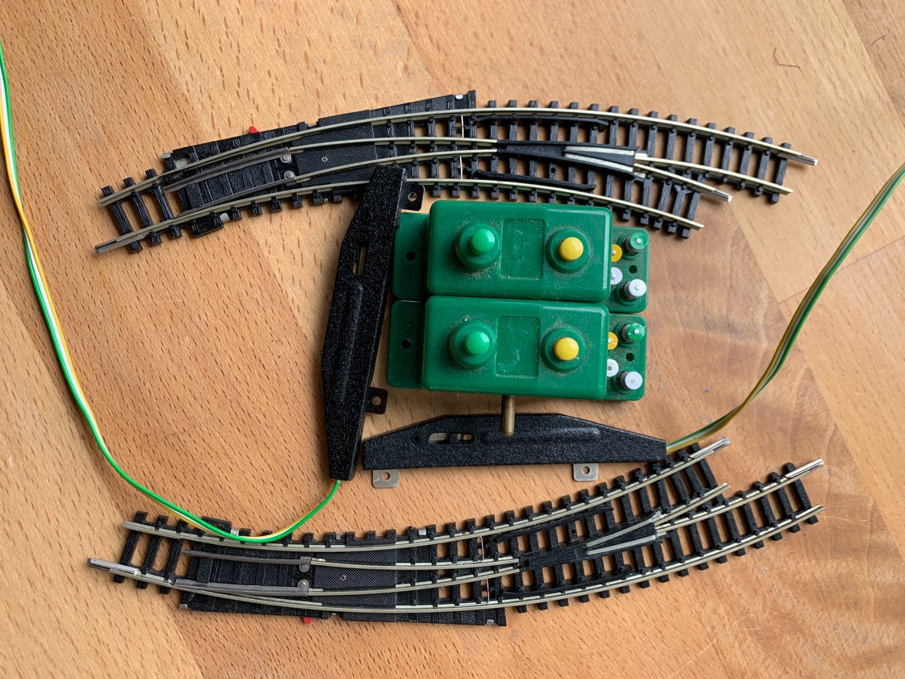 Trix Modellini di ferrovie: Minitrix Bogenweiche 4966 + 4967 inkl. Antrieb + Schalter – Nuovo (secondo la descrizione) da Belp venduto da capowiga