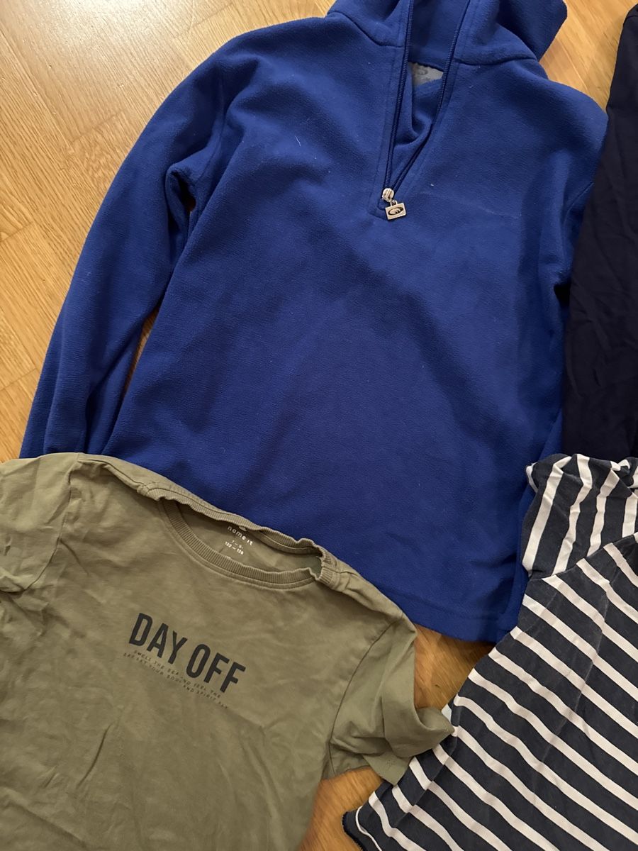 Lotti & Set di vestiti: Jungen Pullover und Shirts 122/128 – Usato da Wädenswil venduto da dorodi 1