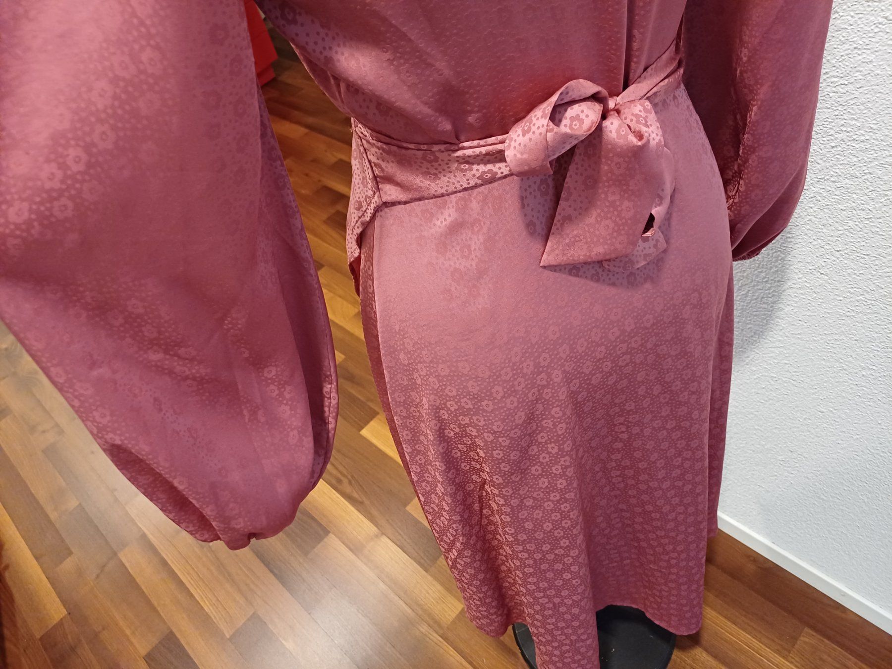 Samsøe Samsøe Vestiti: Elegantes Wickelkleid, Gr.34, Haether rose mit Blümchen – Nuovo (secondo la descrizione) da Winterthur venduto da Smily-_- 5