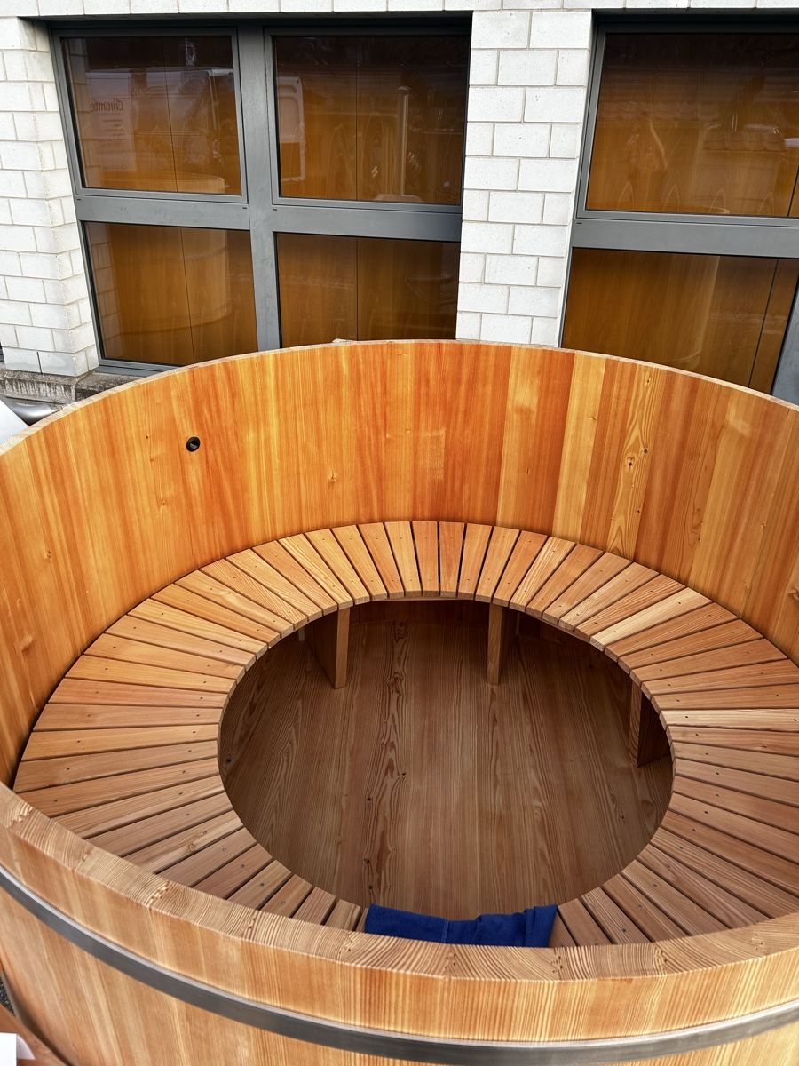 Whirlpool: Lärchenhotpot mit Aussenofen – Nuovo (secondo la descrizione) da Appenzell venduto da uel_72yz 1