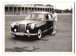 8 Berlin, Auto Mercedes Benz vor der Deu