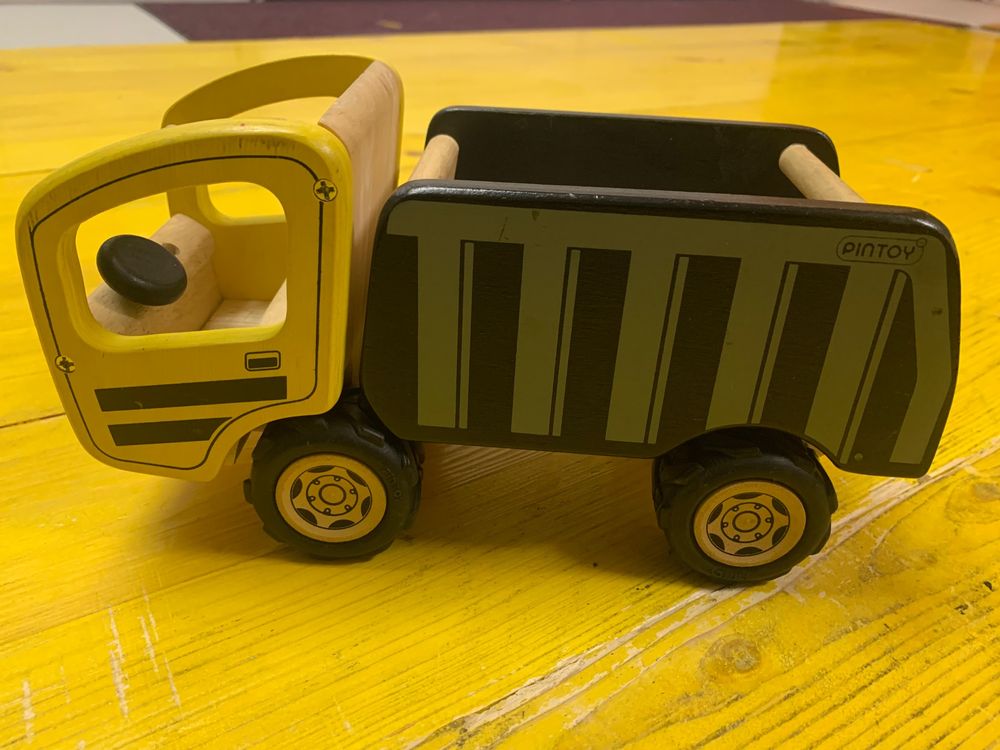 Süsser Lastwagen mit Kipper von Pintoy | Kaufen auf Ricardo