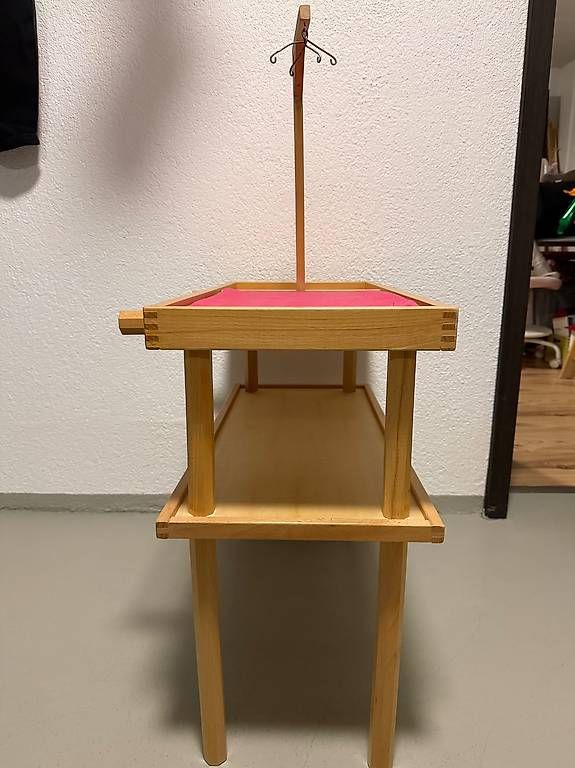 Giocattoli: Puppen Wickeltisch mit Mobiléhalterung – Usato da Kirchlindach venduto da fecop 1