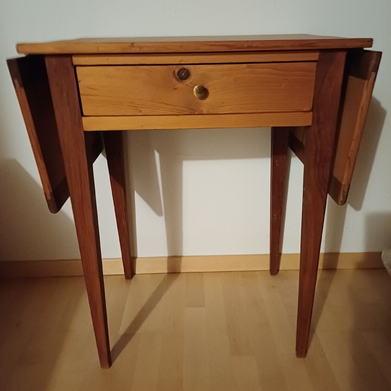 Tische: Tischli Holz massiv – Gebraucht aus Trimmis von grrose 1