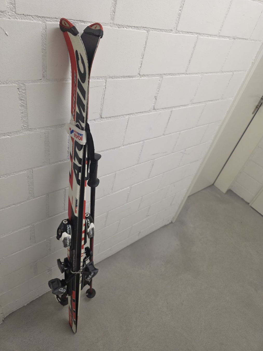 Atomic Sci: Atomic Ski inkl. Stöcke – Usato da Uetikon am See venduto da che_57cj 2
