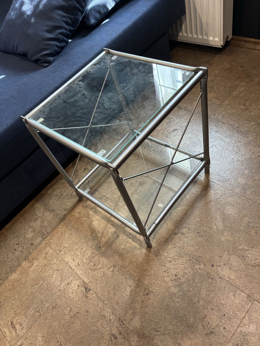 Comodini: Glas Nachttisch, Metallgestell, – Usato da Wil SG venduto da Nibluzz