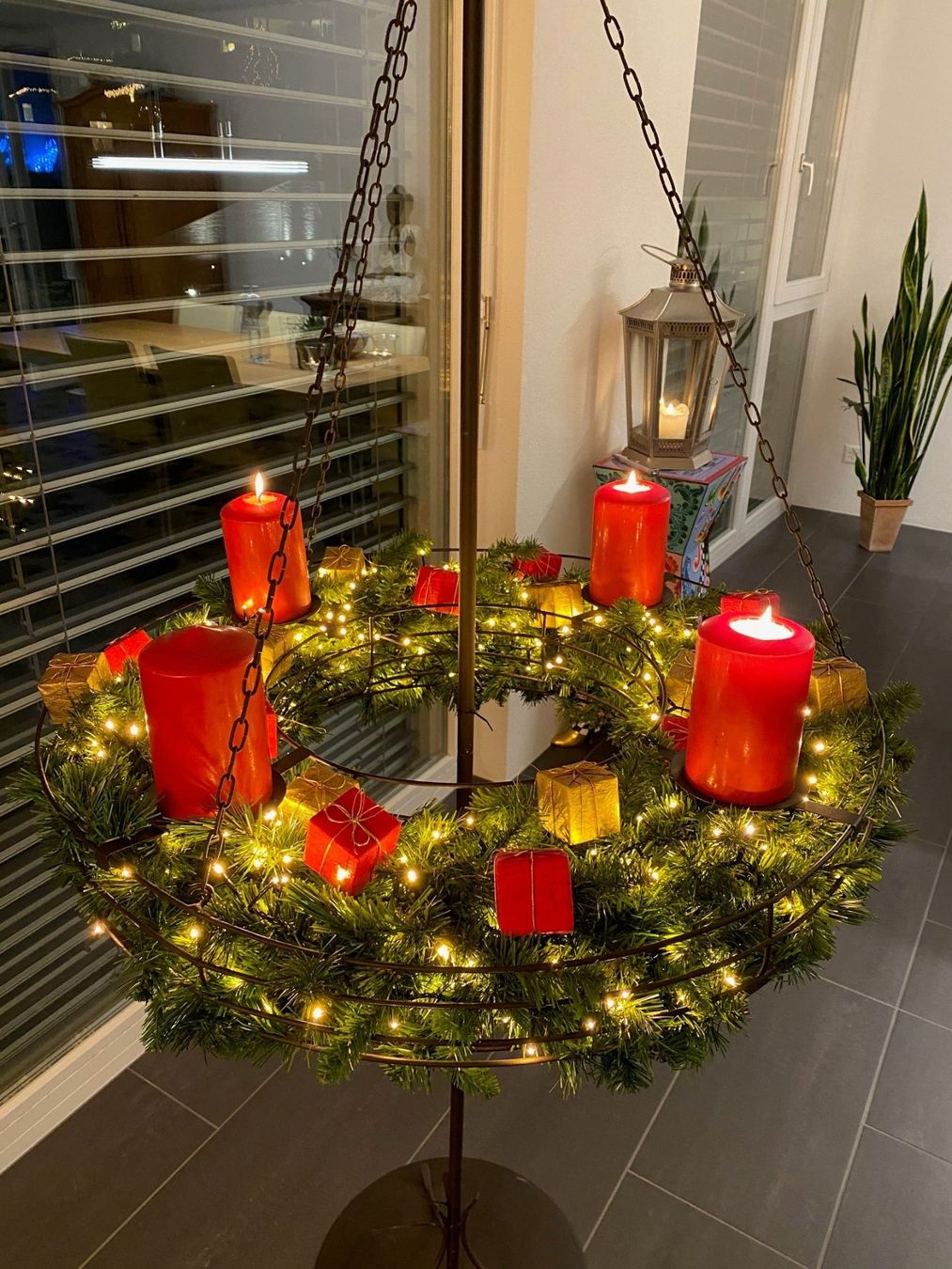 Kerzenständer: Großer Adventskranzständer mit schwebendem Korb und Deko – Gebraucht aus Eschlikon TG von Modos