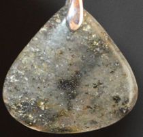 Anhänger L-3947 – Grün Punkt Quarz – 27X28X5mm 29 Karat