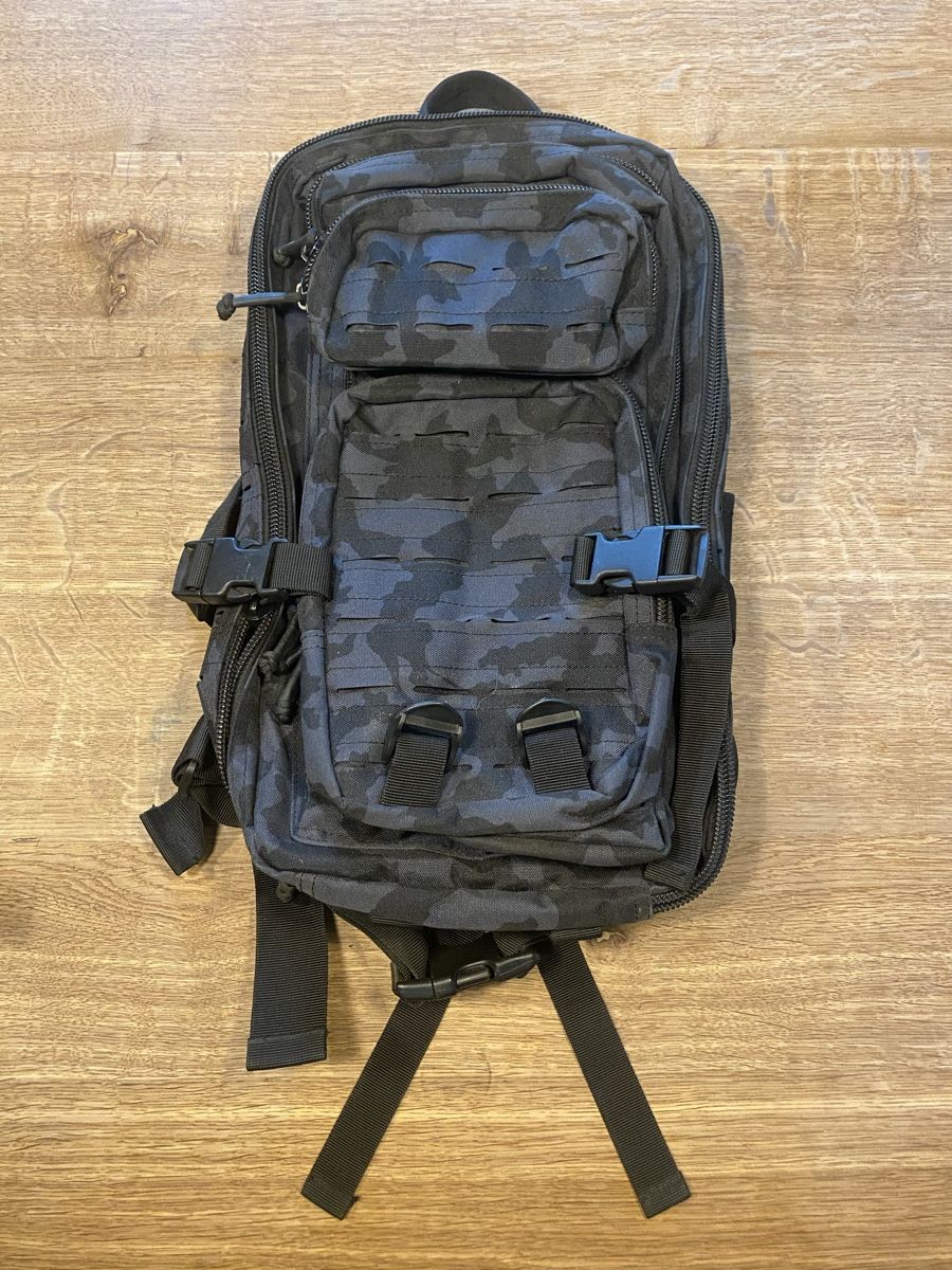 Zaini: Taktischer Rucksack dunkles Tarnmuster – Usato da Müllheim Dorf venduto da chol7