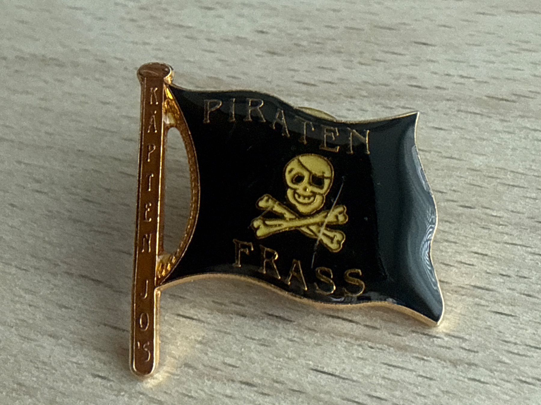 Placchette & Badge: Pin Piraten Frass – Usato da Glattbrugg venduto da Schweigmatt