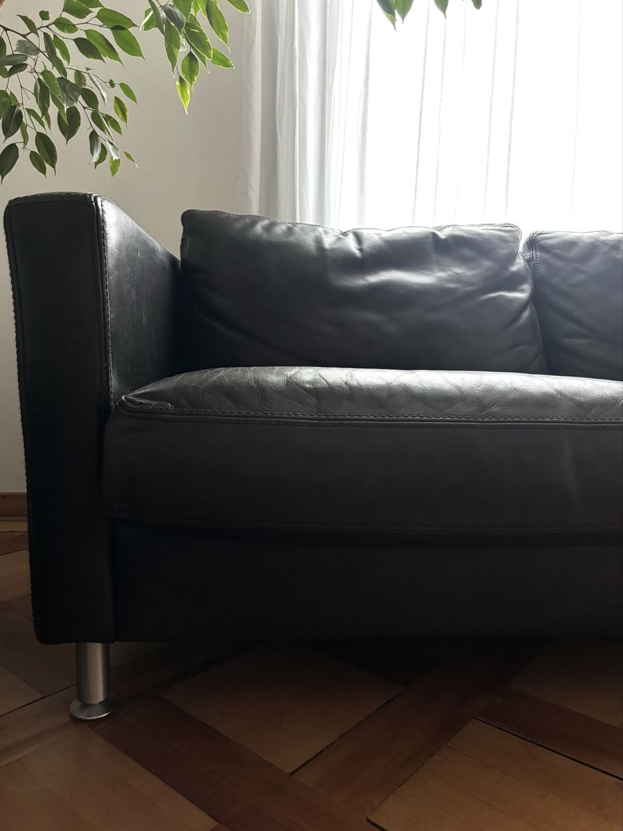 Divani: schwarzes Ledersofa, 2-er Sitz – Usato da St. Gallen venduto da Aliisanna 2