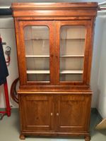 Antike Kommode mit aufgesetzter Vitrine
