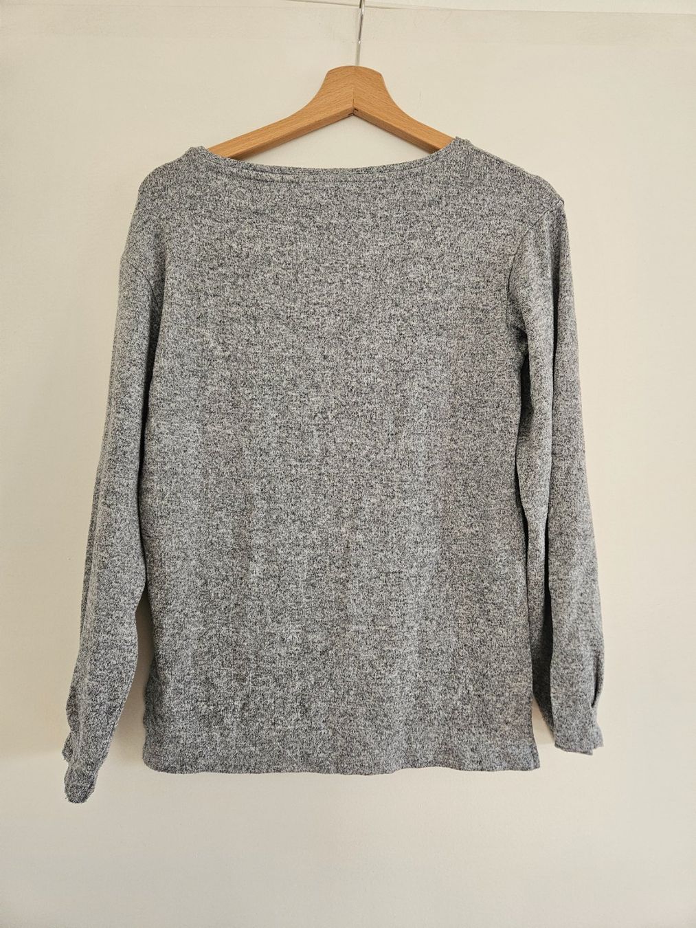 Pullover & Sweatshirts: Grauer Pullover mit wunderschönen Blumen Gr.XS – Gebraucht aus Schaffhausen von sabrina915 5