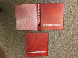 2 Ordner mit Aufschrift Versicherungen