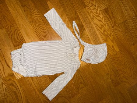Süßer Baby Body mit mütze von cam cam copenhagen