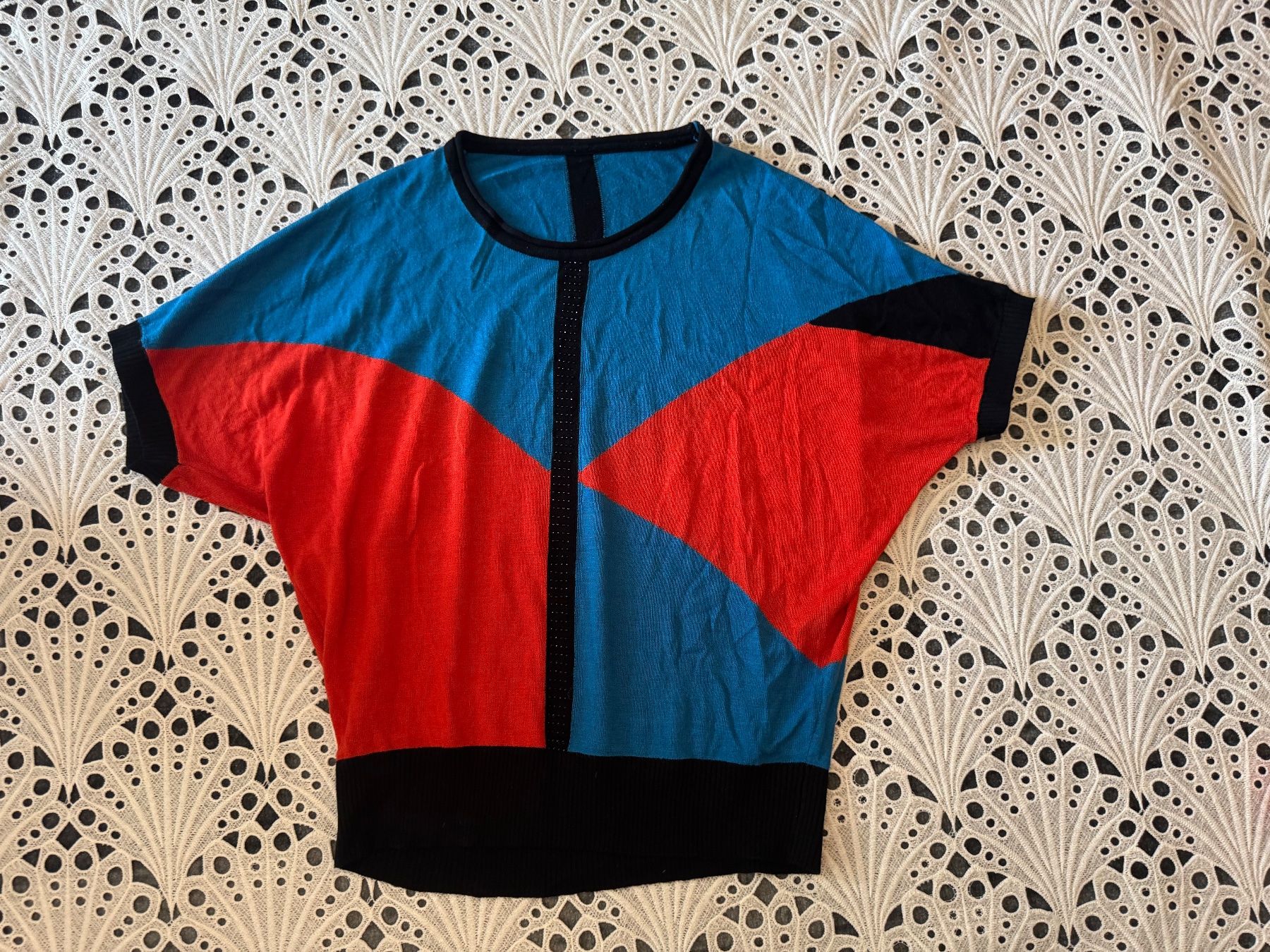 Maglioni & Felpe: Geometrischer Colorblock Pullover in Rot, Blau und Schwarz S – Usato da Frenkendorf venduto da Style365 7