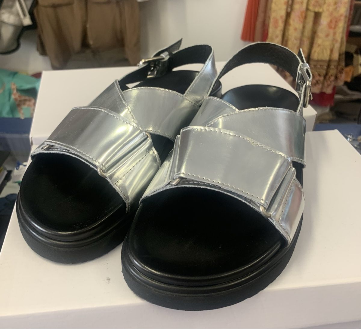 Scarpe da donna: Neu Silber Sandalen PAVEMENT NP 169.- – Nuovo (secondo la descrizione) da Unterseen venduto da jpowers1971 1
