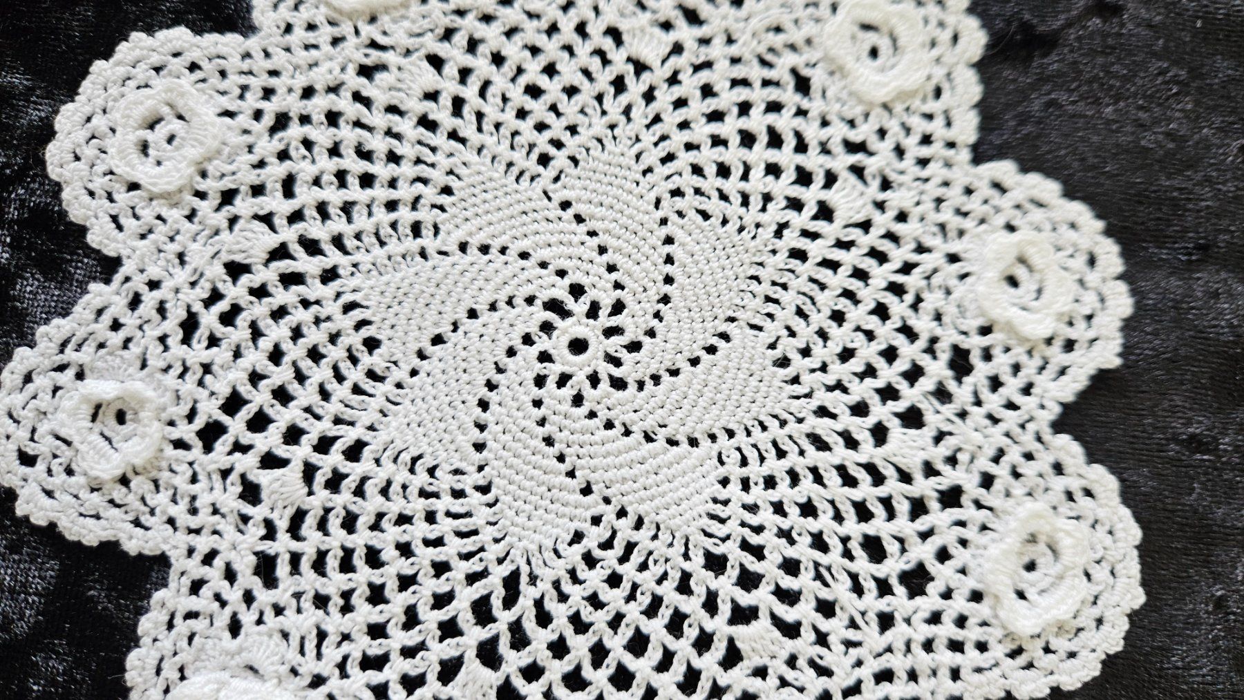 Autre linge de table: Spitzendeckchen Spitzendeckeli D13 cm Deckeli Weiss – D'occasion à Gossau ZH par LeoniesDeko 3