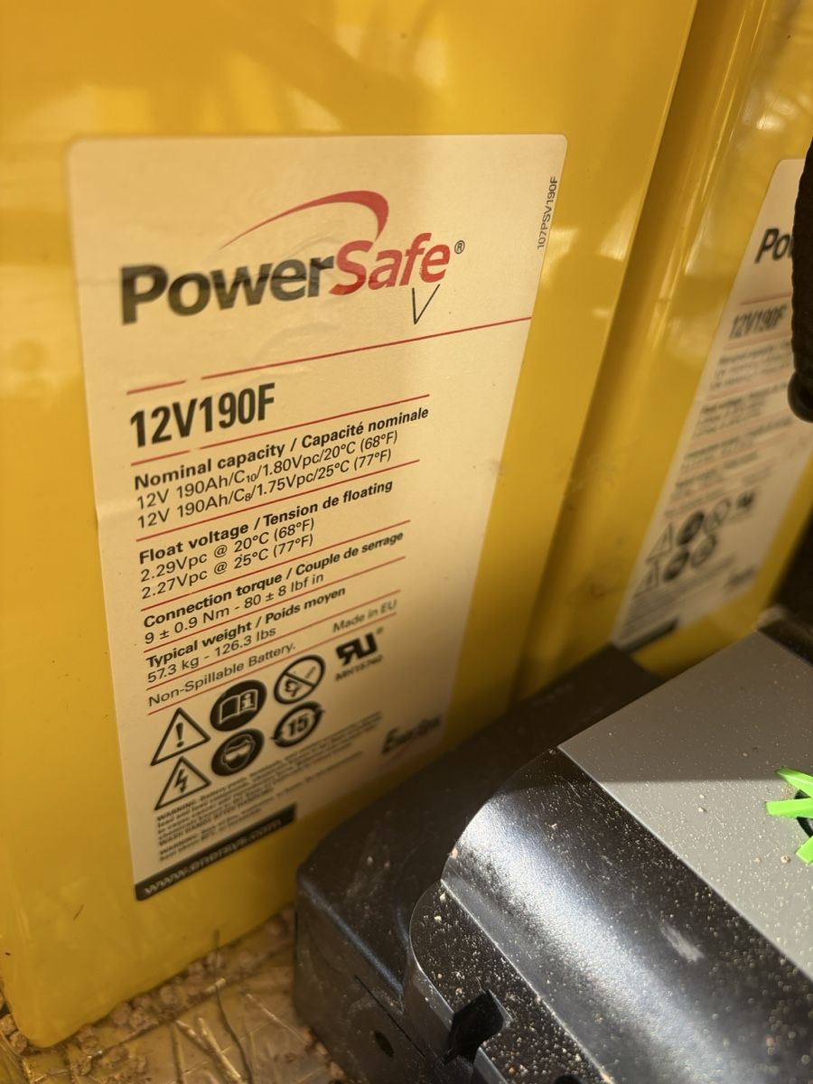 Panneaux solaires: 4x Solar Batterie 12 Volt 190Ah – D'occasion à Luzern par Trackzila