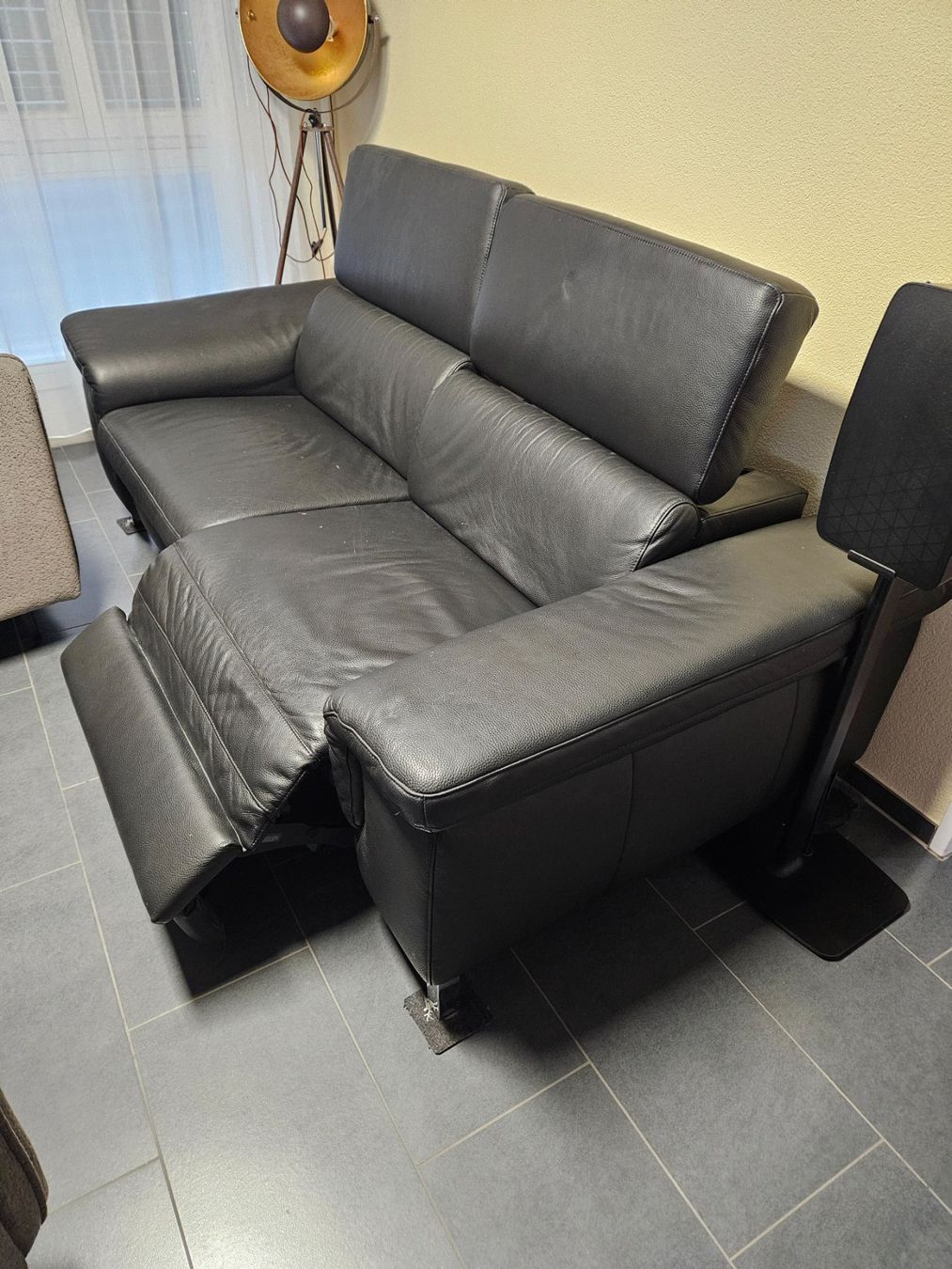 Sofas: Ledersofa schwarz mit Relaxfunktion 2-Sitzer gebraucht – Gebraucht aus Abtwil AG von roterose640 2